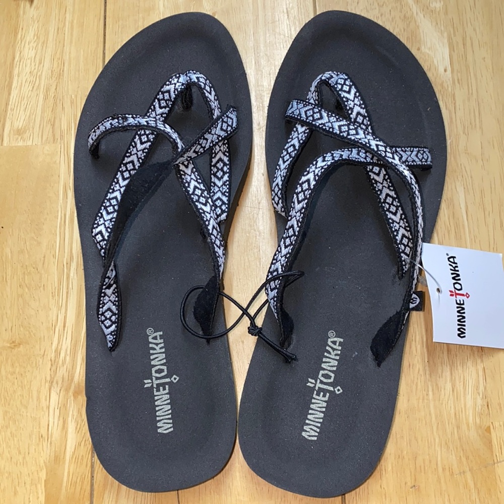Brand new, Authentic MINNETONKA Hanna Sandal Black